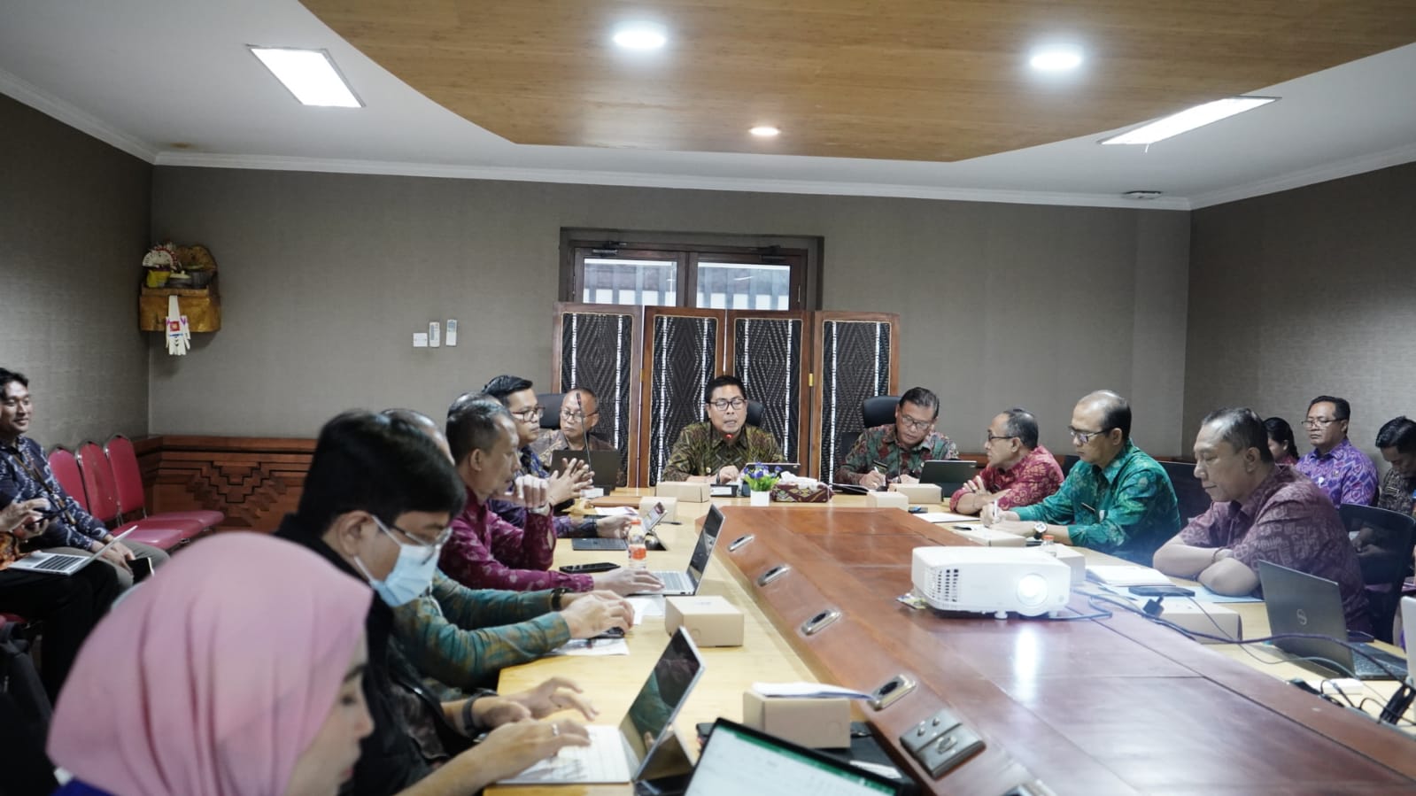 Dukung Optimalisasi Capaian Layanan Bidang Jasa Keuangan Daerah Wawali Arya Wibawa Hadiri Rapat Evaluasi TPKAD Denpasar dengan OJK