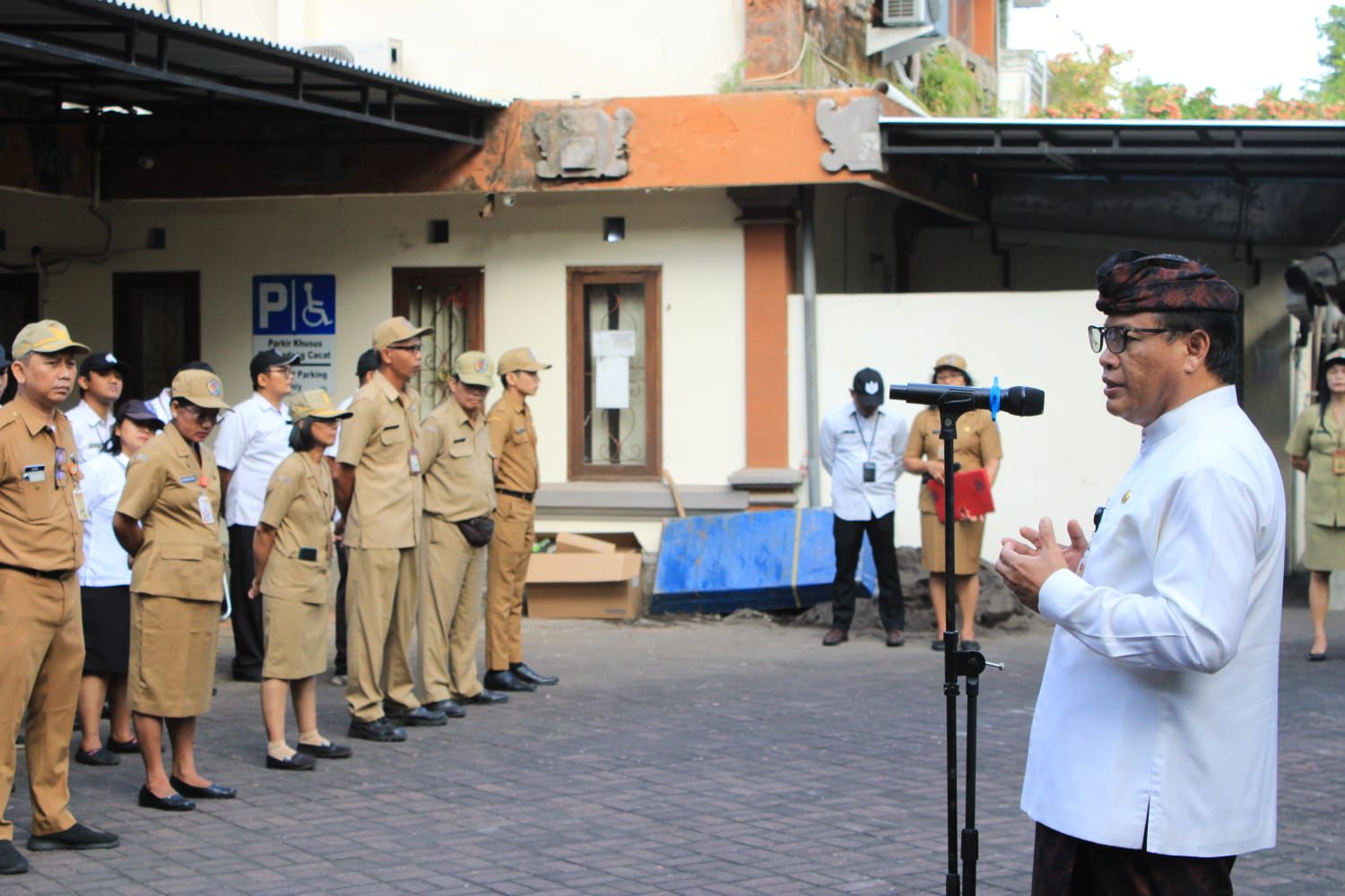 Sekda Alit Wiradana Pimpin Apel Disiplin ASN di Kantor Kesbangpol Kota Denpasar Ingatkan Jaga Komitmen dan Integritas.