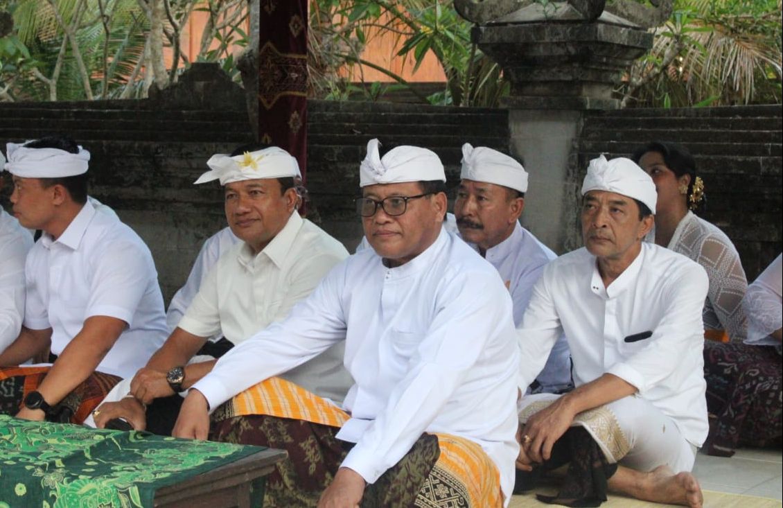 Sekda Alit Wiradana Hadiri Karya Ngeratep SesuhunanPura Kahyangan Desa Adat Sanur
