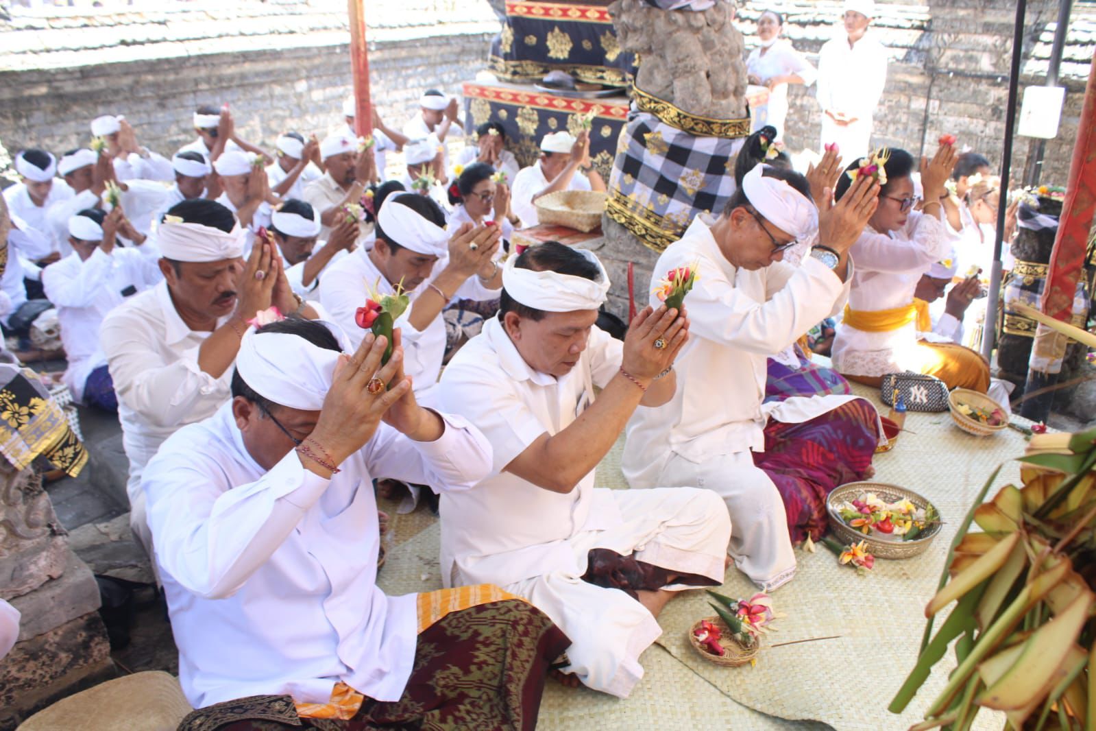 Pjs. Walikota Dewa Mahendra Ngaturang Bhakti Pujawali di Pura Dalem Sakenan, Ida Bhatara Nyejer Hingga 8 Oktober