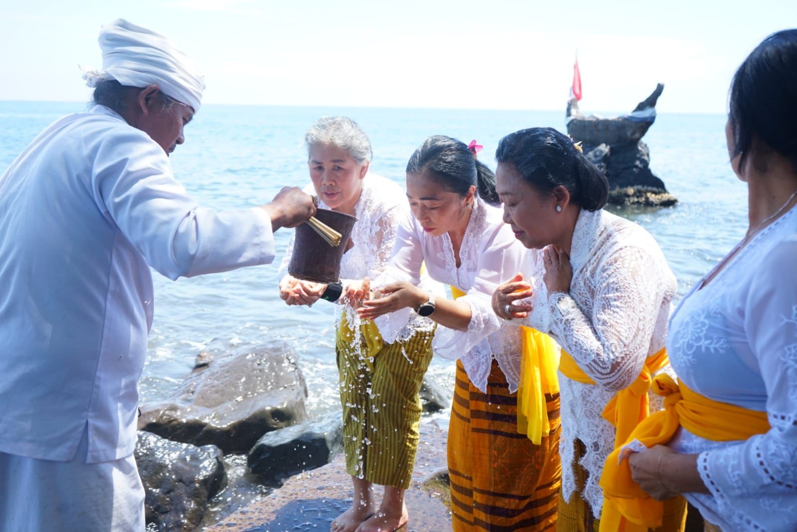 Jajaran WHDI Kota Denpasar Dharma Yatra ke Pura Ponjok Batu, Kabupaten Buleleng