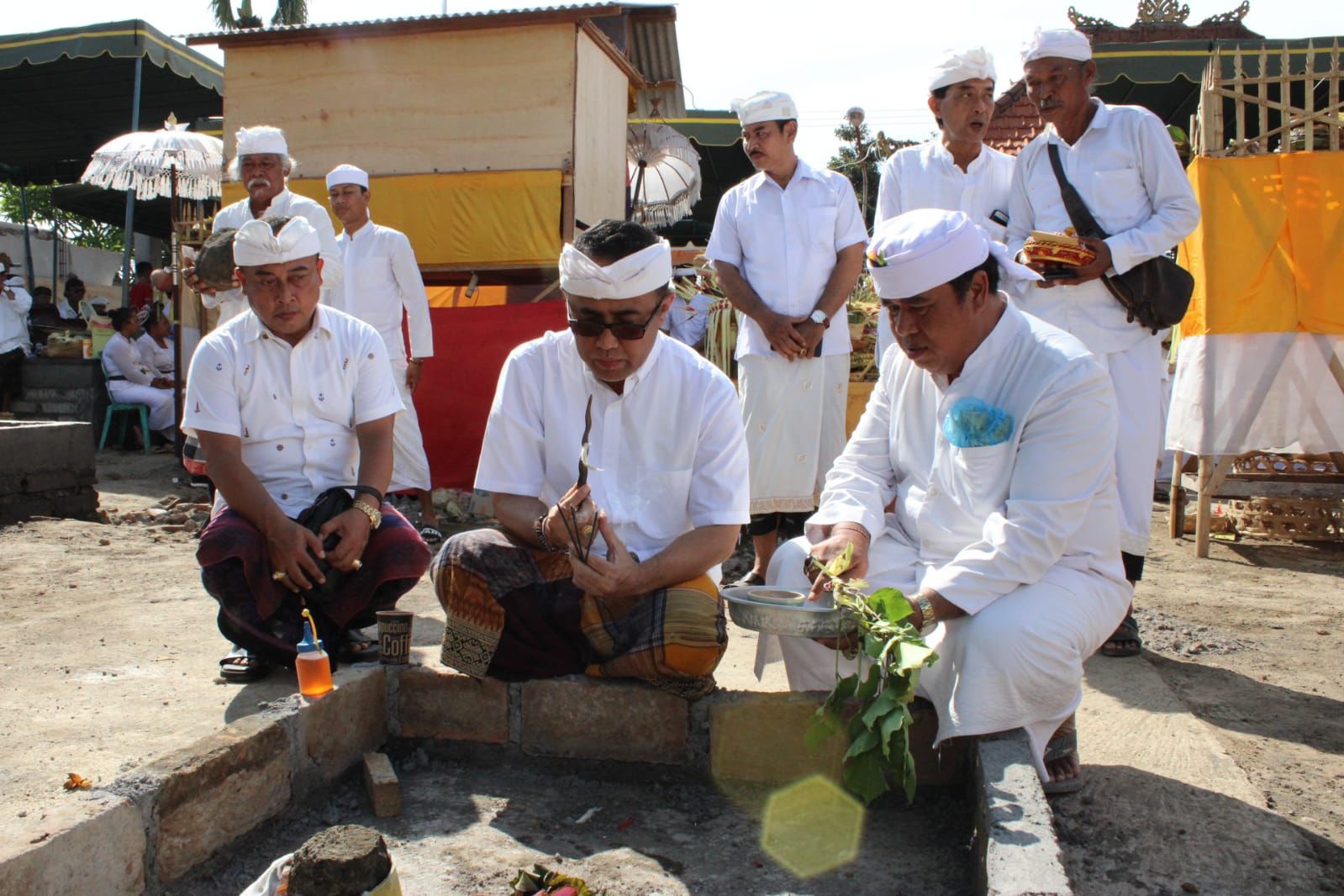 Walikota Jaya Negara Mendem Dasar Perbaikan Pura Ulun Lencana Desa Padangsambian Klod