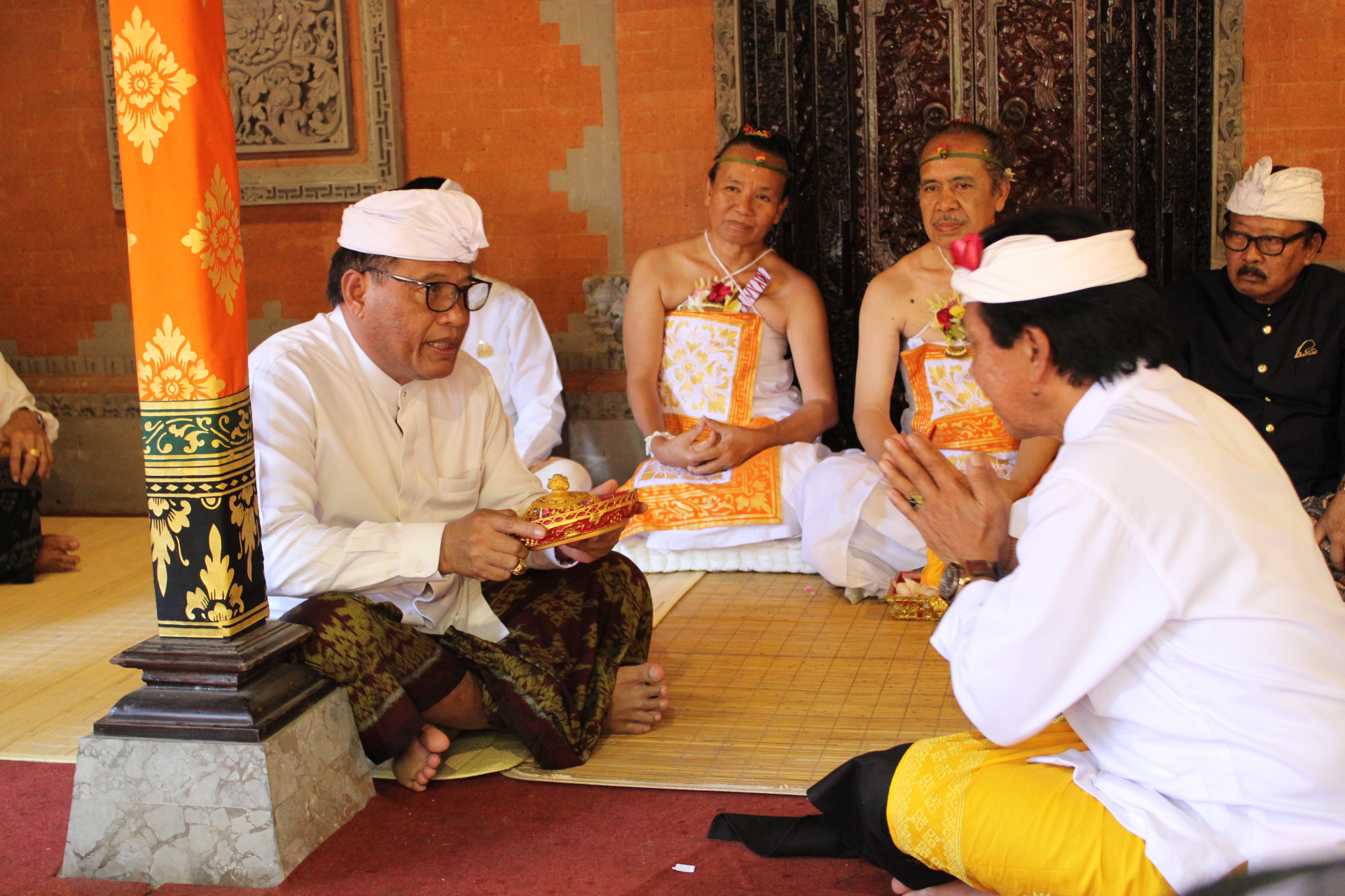 Puncak Karya Pediksan Ida Bagus Mayun Marhaendragama dan Ida Ayu Ketut Puspawati Kini Bergelar Ida Pedanda Gede Oka Bajing dan Ida Pedanda Istri Made Bajing