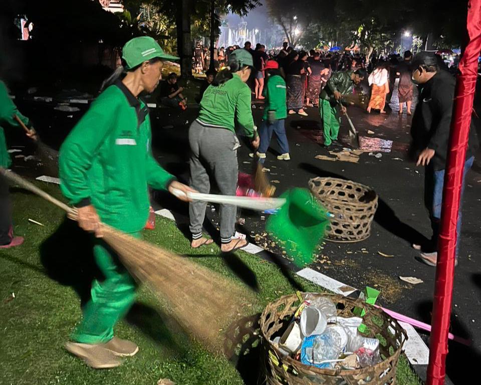 DLHK Denpasar Terjunkan 1.000 Petugas Bersihkan Sampah Usai Pengarakan Ogoh-ogoh, Volume Meningkat Hingga 80 Ton.