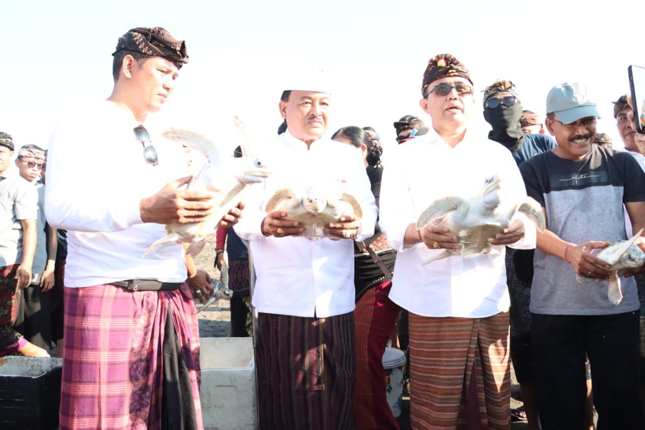 Lepas Tukik, dan Melempar Alat Pancing Pertama Walikota Jaya Negara Buka "Biaung Beach Fishing Tournament
