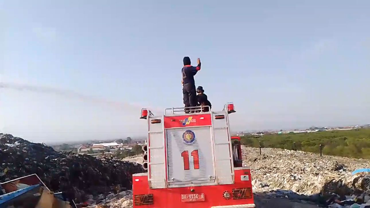 Antisipasi Kebakaran, Dinas Damkar Denpasar Gelar Penyemprotan Rutin di TPA Suwung
