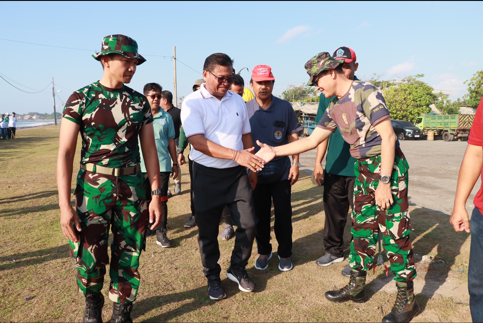 Gelar Aksi Kebersihan di Pantai Padanggalak Pemkot Denpasar Dukung Karya Bakti Hut Ke-79 TNI