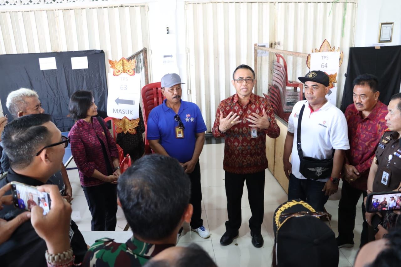 Walikota Jaya Negara Tinjau Kesiapan TPS di Kota Denpasar, Ajak Seluruh Masyarakat Gunakan Hak Pilih dan Jaga Kondusifitas. 