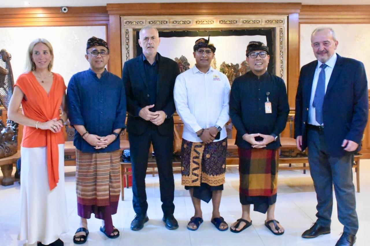 Walikota Jaya Negara dan Wawali Arya Wibawa Terima Kunjungan Wali Kota Piraeus Yunani Mr. Loannis Moralis di Kota Denpasar