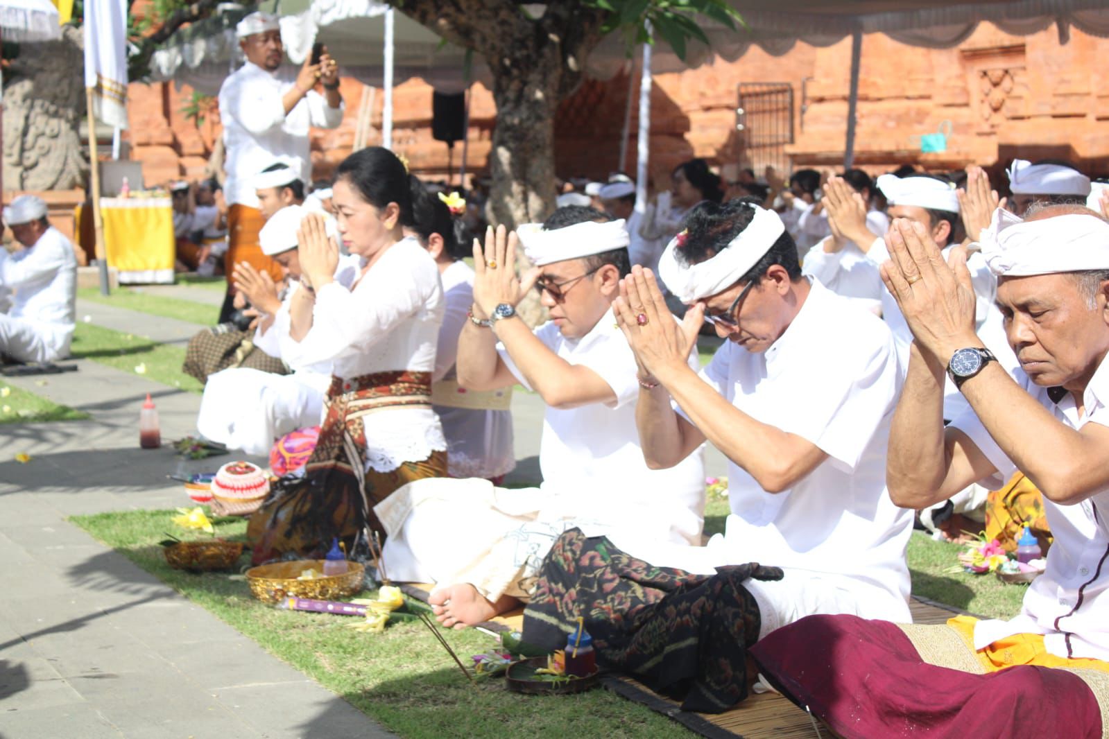 Walikota Jaya Negara Ngaturang Bhakti Saraswati di Pura Agung Jagatnatha.