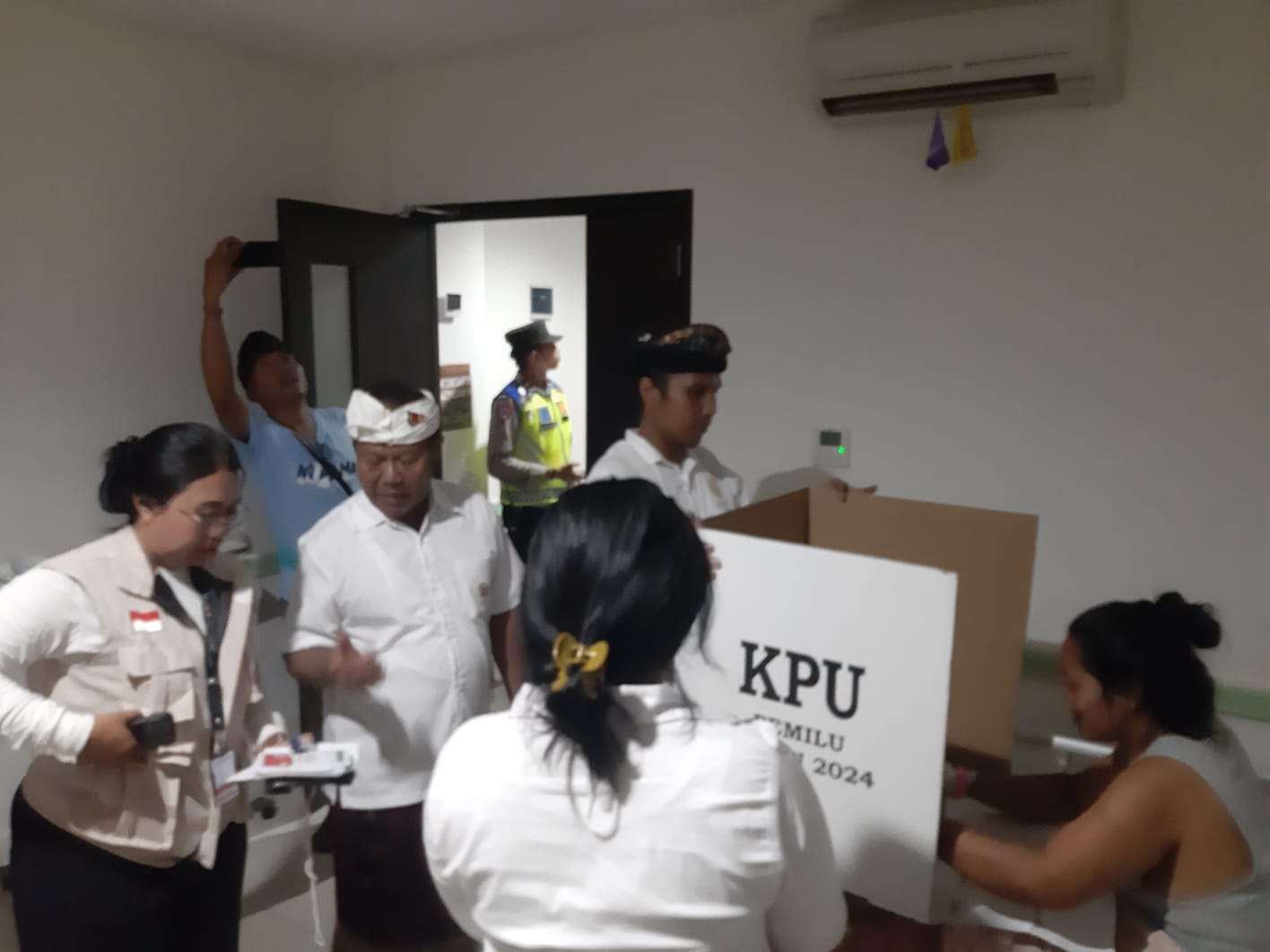 Kendati Dirawat Intensif, Pasien RSUD Wangaya Tetap Gunakan Hak Suaranya