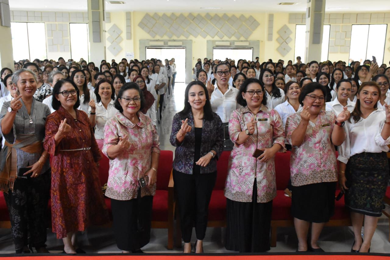 Ny. Ayu Kristi Arya Wibawa Buka Bimtek dan Uji Kompetensi Bagi MUA Pengantin Level III 