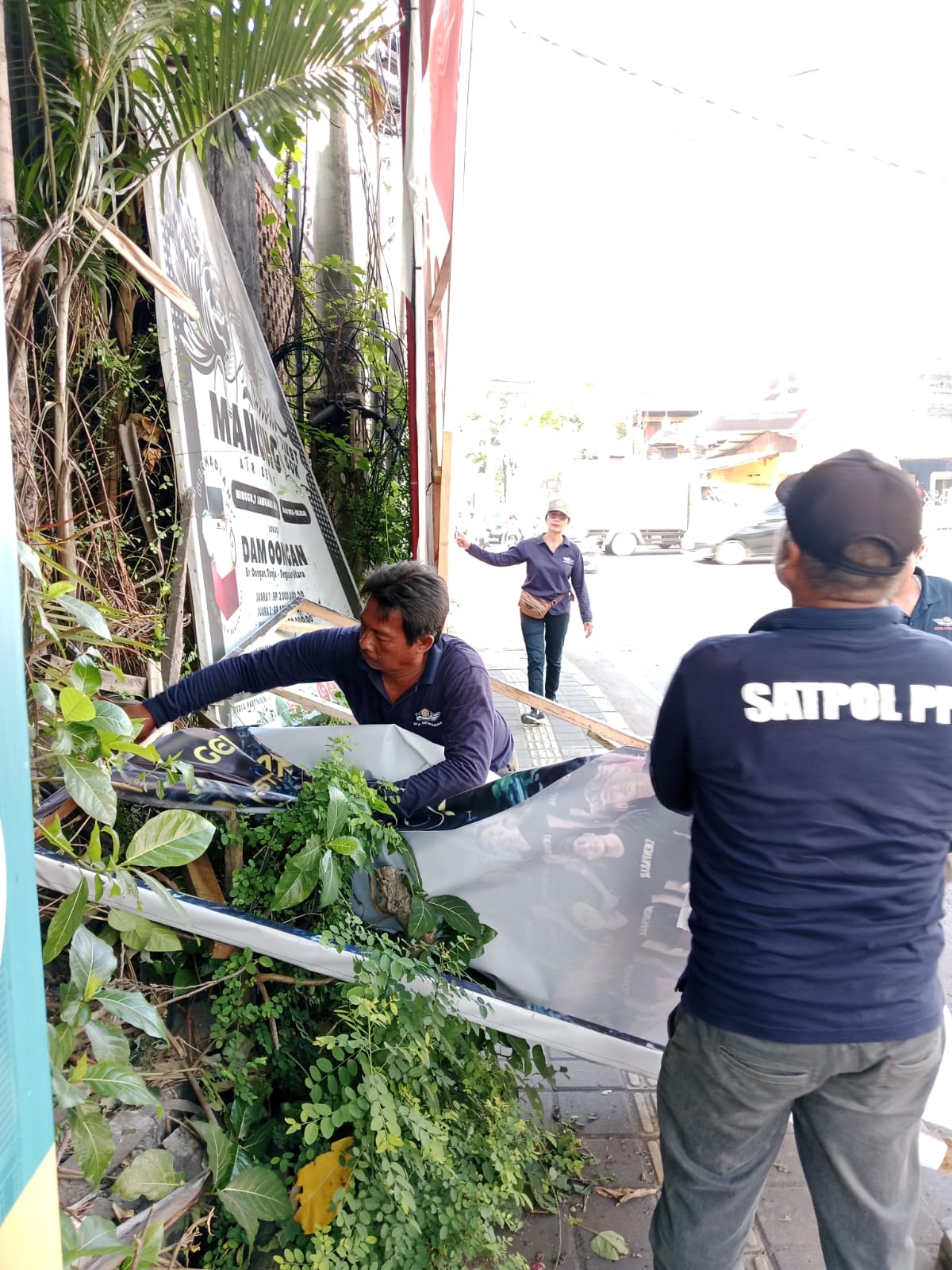 Satpol PP Kota Denpasar Kembali Tertibkan Baliho, Spanduk, dan Pamflet Kadaluarsa, Ciptakan Kenyamanan dan Ketertiban Kota.