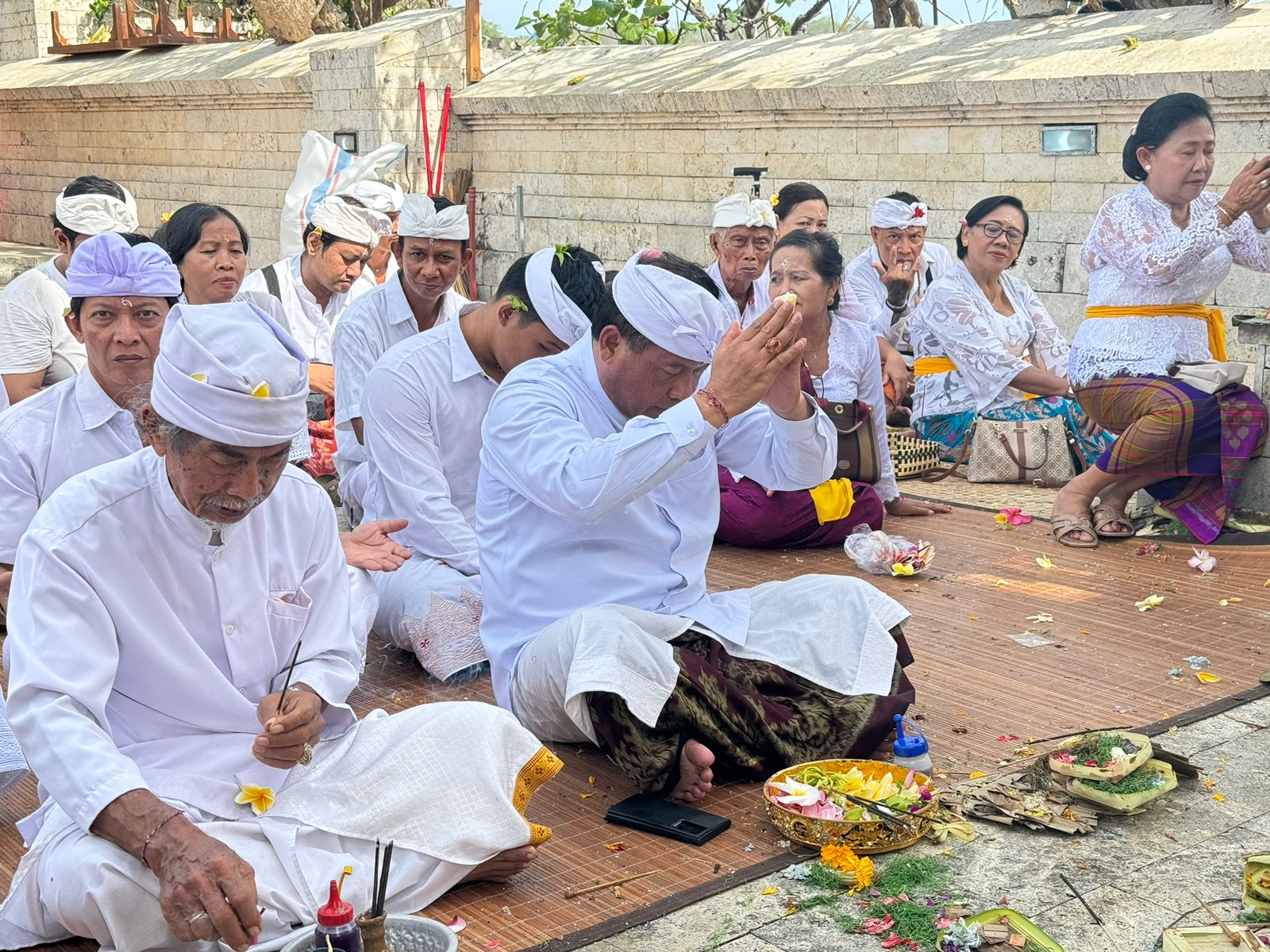Pemkot Denpasar Ngaturang Bhakti Pujawali di Pura Luhur Uluwatuu