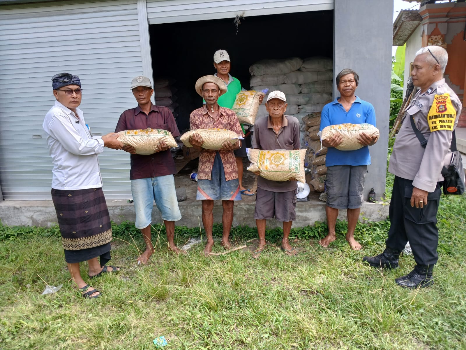 Kendalikan Inflasi Kelurahan Peguyangan dan Penatih Salurkan Bantuan Pupuk dan Bibit Tanaman