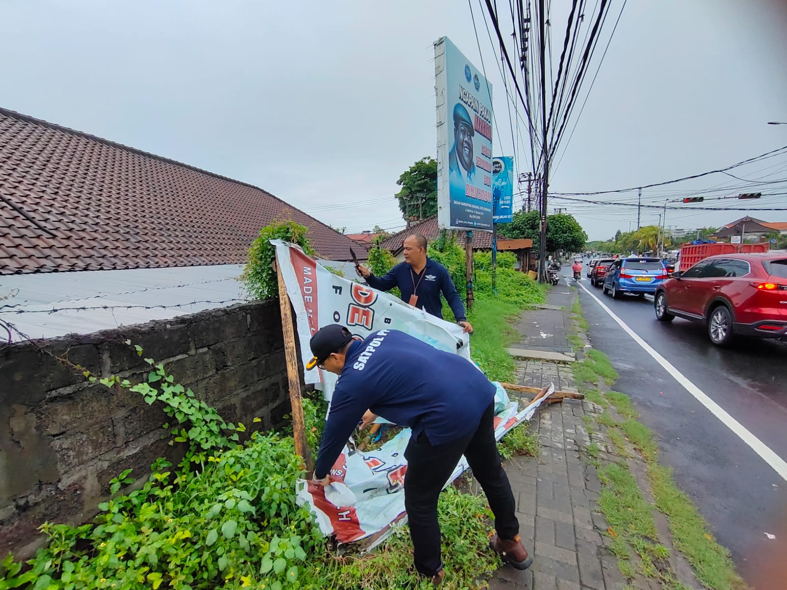 Satpol PP Kota Denpasar Tertibkan Baliho dan Spanduk,  Wujudkan Keindahan Wajah Kota