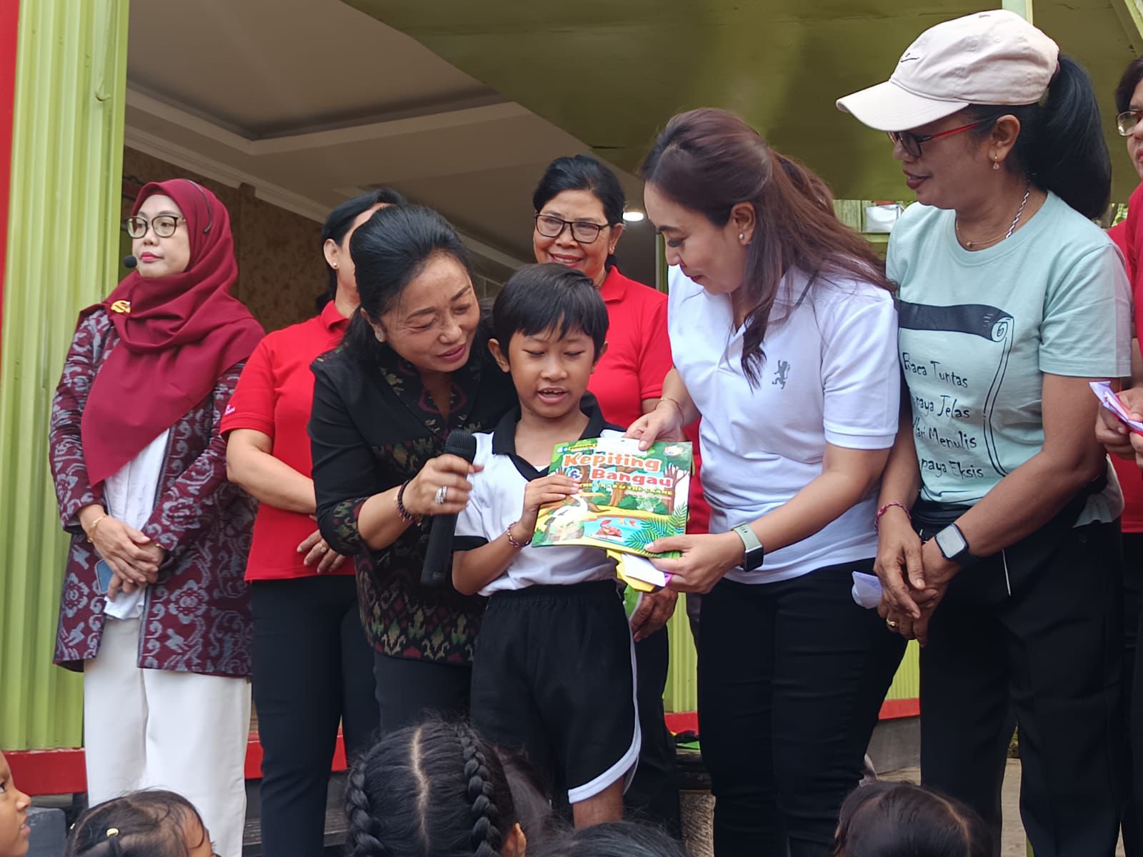 Serangkaian Hari Kunjung Perpustakaan Tahun 2024 Bunda Literasi Kota Denpasar Ny. Antari Jaya Negara Sapa Anak - Anak di Taman Janggan Lewat LIPSTIK