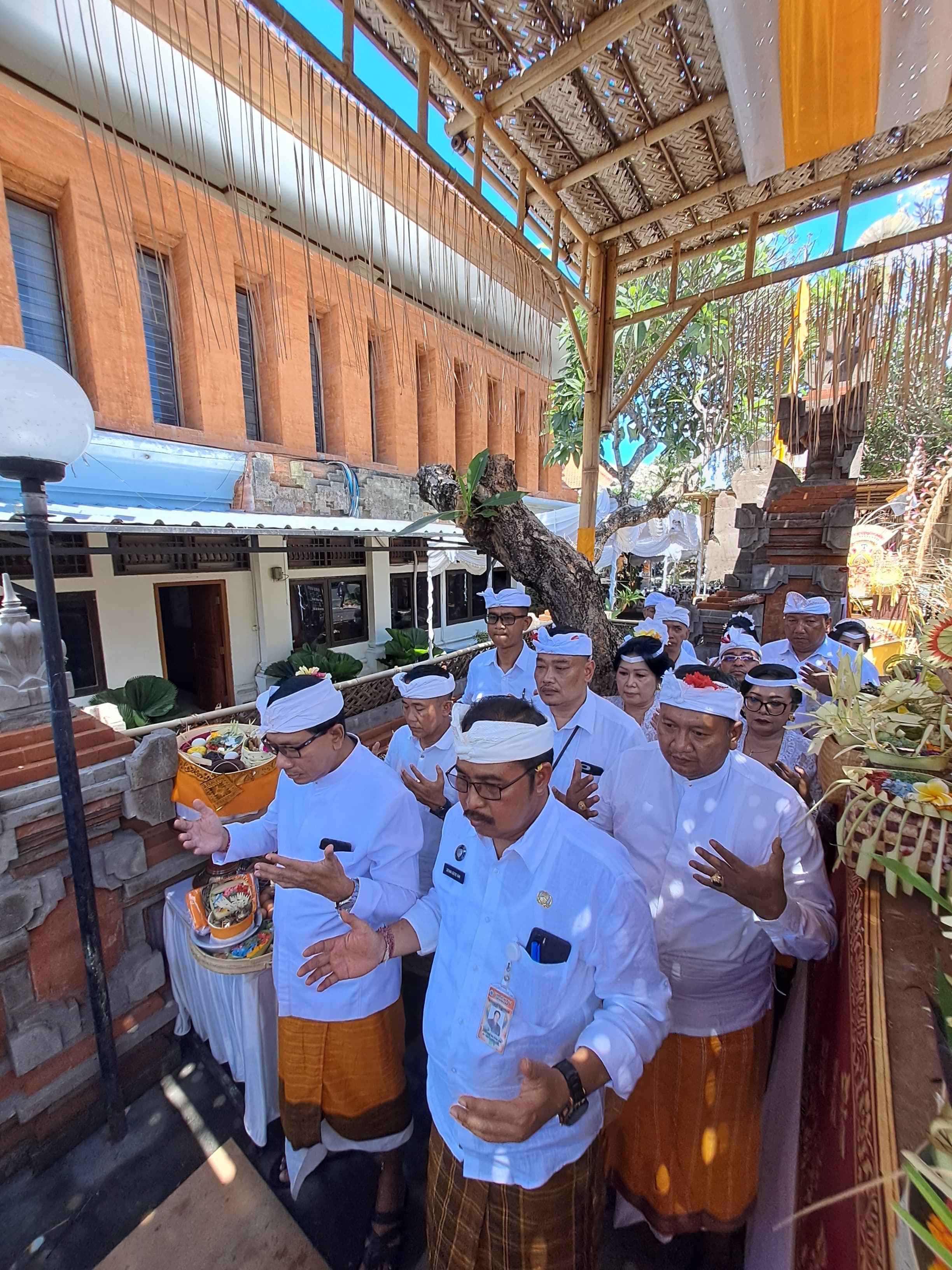 Puncak Karya Ngenteg Linggih, Mupuk Pedagingan dan Padudusan Alit di Parahyangan Kantor Bapenda Kota Denpasar Berlangsung Khidmat.