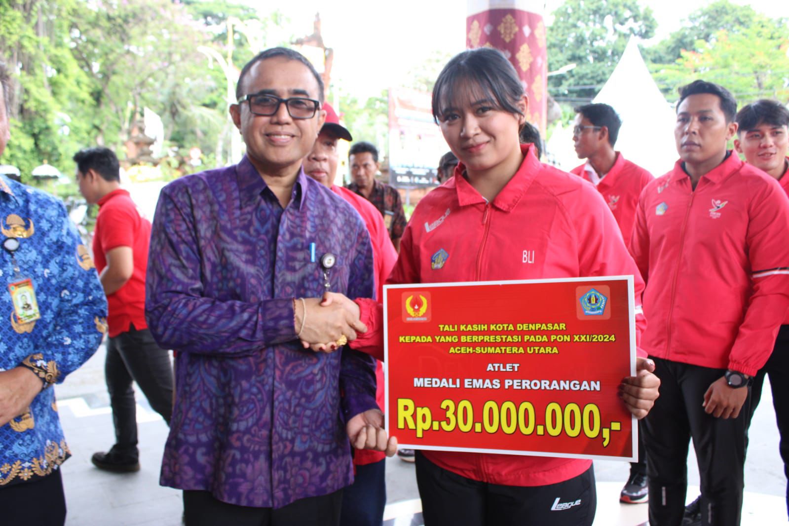 Walikota Jaya Negara Serahkan Bonus Atlet dan Pelatih Asal Denpasar,  Sukses Raih Medali Bagi Kontingen Bali di PON Aceh dan Sumatera Utara.