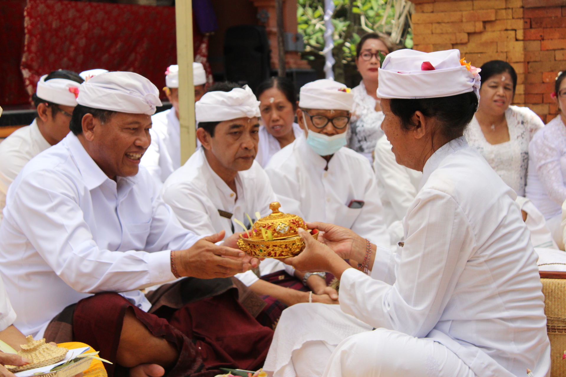 Sekda Alit Wiradana Hadiri Pujawali Pura Dalem Bugbugan Ulun Danu Oongan.