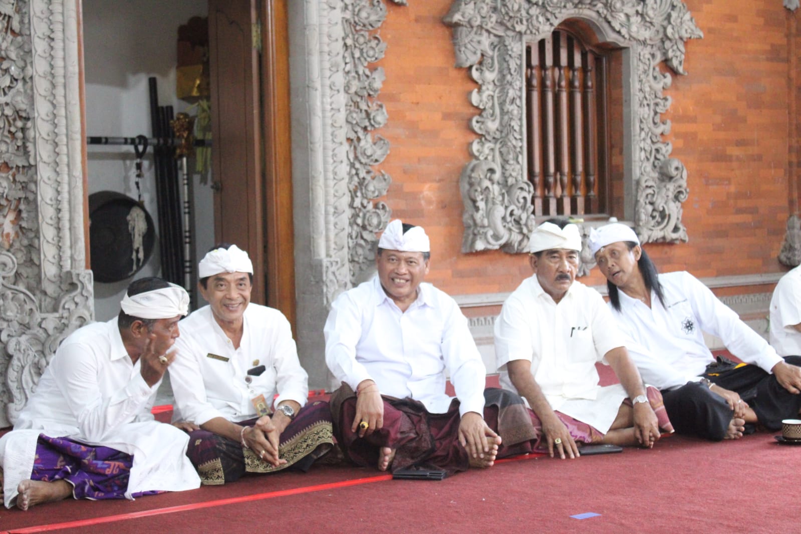 Sekda Alit Wiradana Hadiri Upacara Ngeratep Karya di Banjar Tampak Gangsul. 