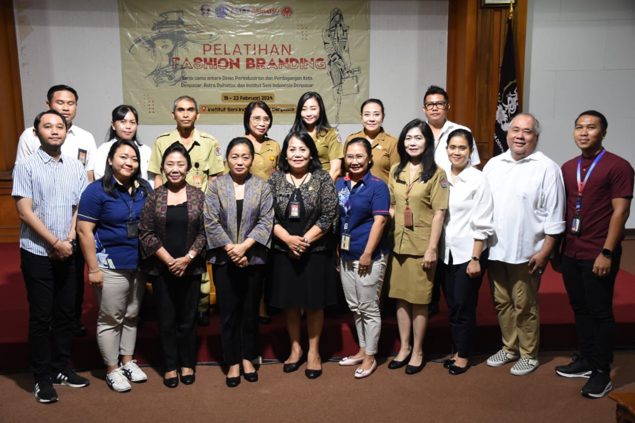 Ketua Dekranasda Kota Denpasar Ny. Sagung Antari Jaya Negara Buka Pelatihan Fashion Branding