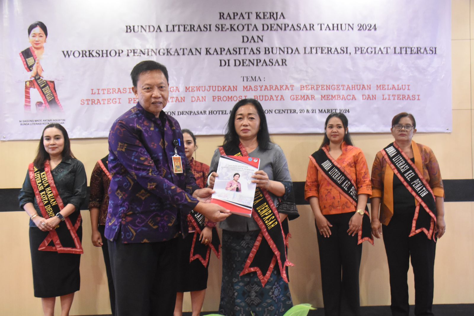 Ny. Sagung Antari Jaya Negara Kukuhkan Ketua Harian Bunda Literasi Kota Denpasar dan Bunda Literasi Desa/Kelurahan se-Kota Denpasar.