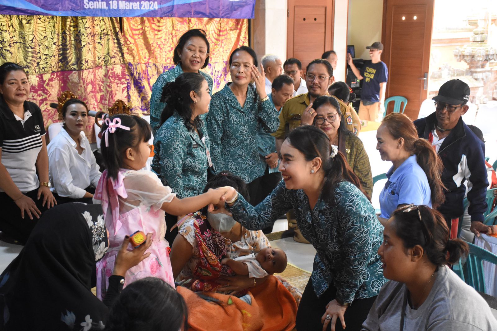 Ketua GOW Ayu Kristi Arya Wibawa Tutup Posyandu Paripurna Tahun 2024 di Banjar Semawang, Terus Berkomitmen Tingkatkan Pelayanan Kesehatan Masyarakat.