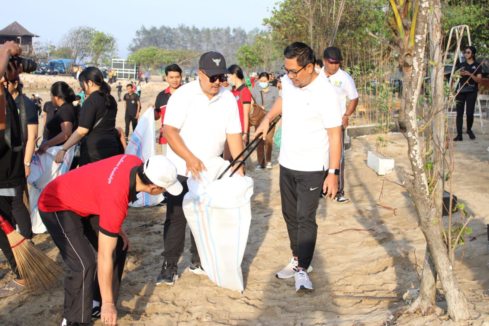 Peringati World Clean Up Day Pemkot Denpasar Gelar Aksi Bersih-Bersih di Kawasan Pantai Mertasari Sanur