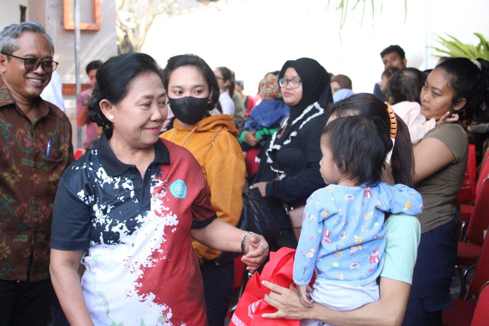 TP. PKK Kota Denpasar Serahkan Ratusan Paket Bantuan PMT di Kecamatan Denut dan Denbar