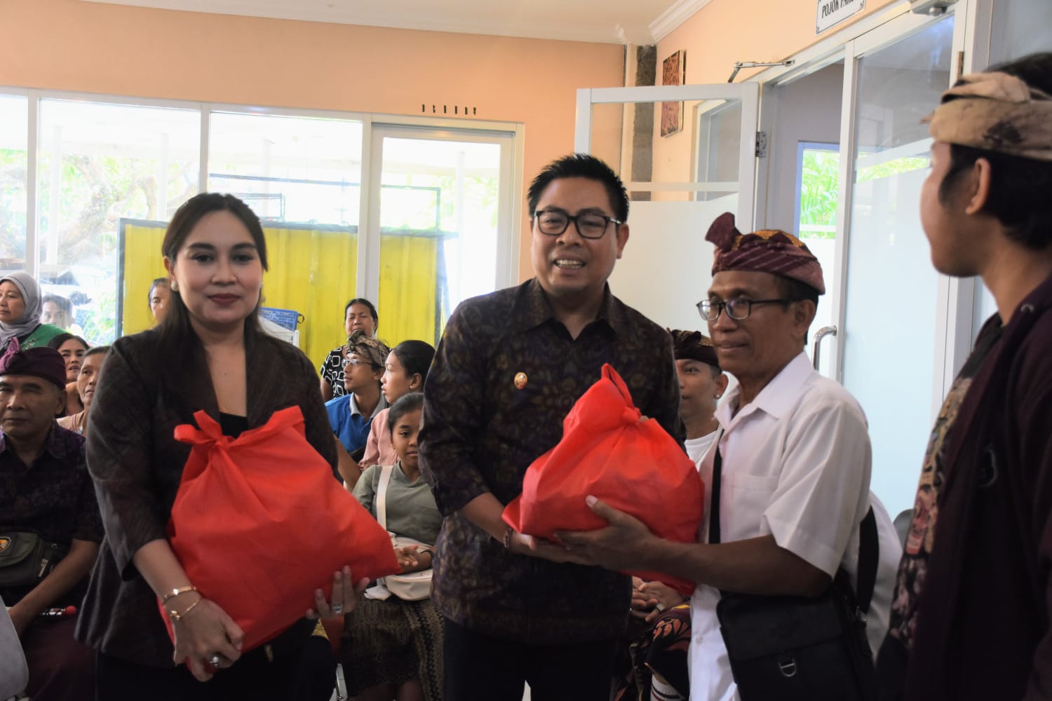 Wawali Arya Wibawa Serahkan Bantuan Paket Sembako Kepada 40 Orang Disabilitas Kota Denpasar