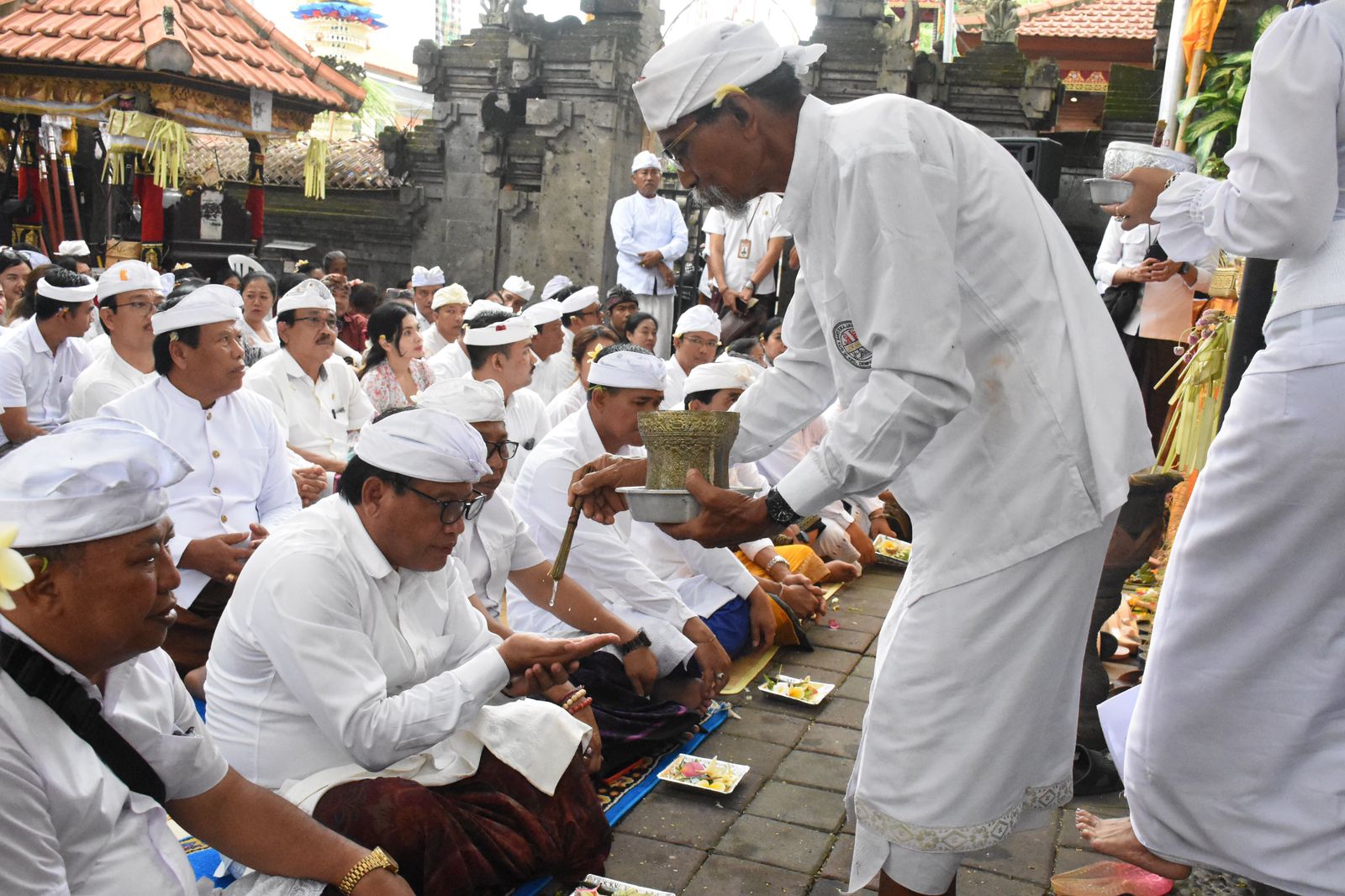 Sekda Kota Denpasar Hadiri Pujawali di Pura Swagina Taman Sari