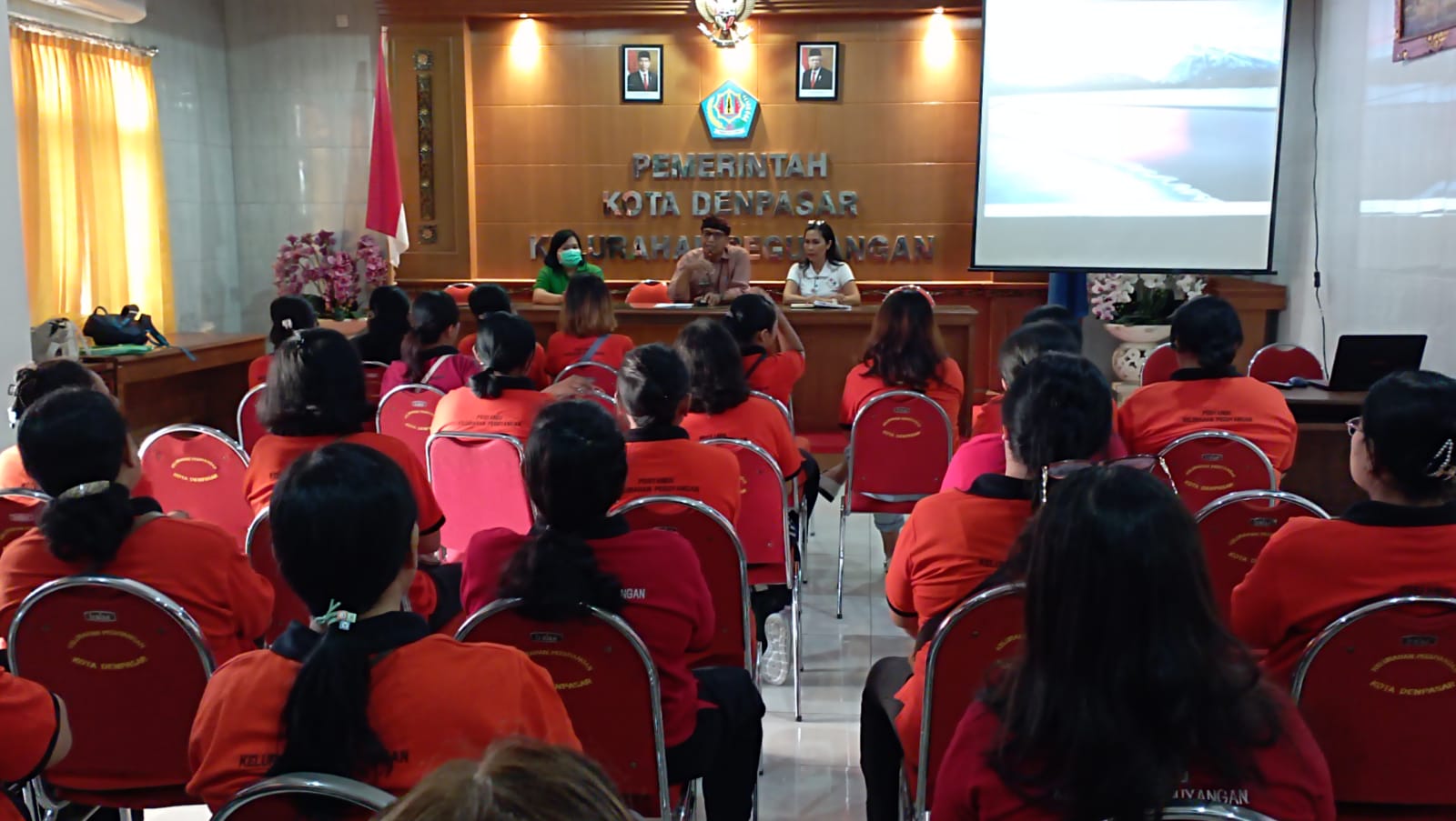 Kelurahan Peguyangan Gelar Rembug Stunting dan Pelatihan Pembuatan PMT Berbahan Lokal