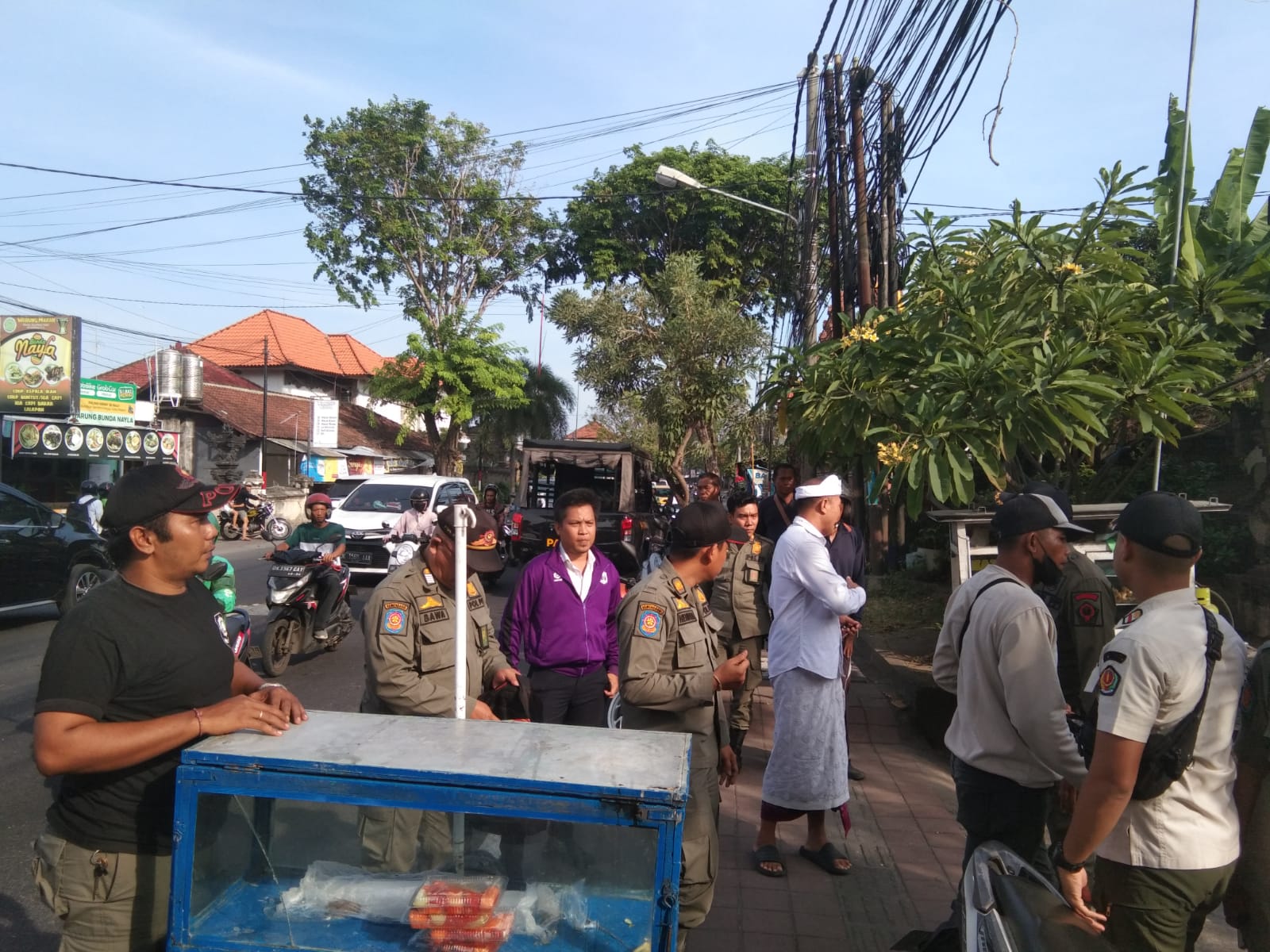 Kelurahan Sesetan Tertibkan PKL Yang Jualan di Atas Trotoar