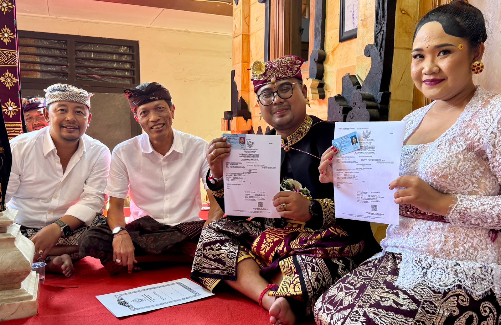 Terus Galakan Program Akta Perkawinan Langsung Jadi Kadis Dukcapil Denpasar Serahkan Langsung di Kawasan Banjar Yang Batu Kauh