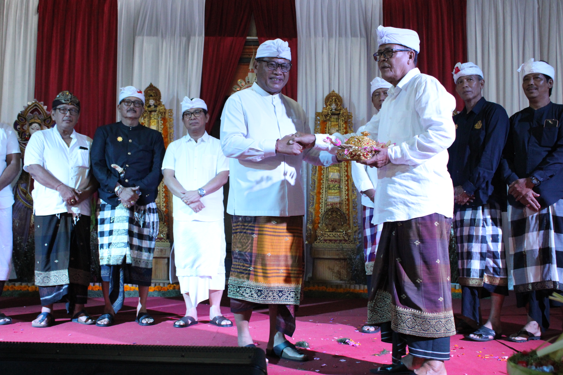 Sekda Alit Wiradana Hadiri Karya Melaspas dan Mendem Pedagingan Pura Kahyangan Setra Dukuh Sakti Tek-Tek Peguyangan.