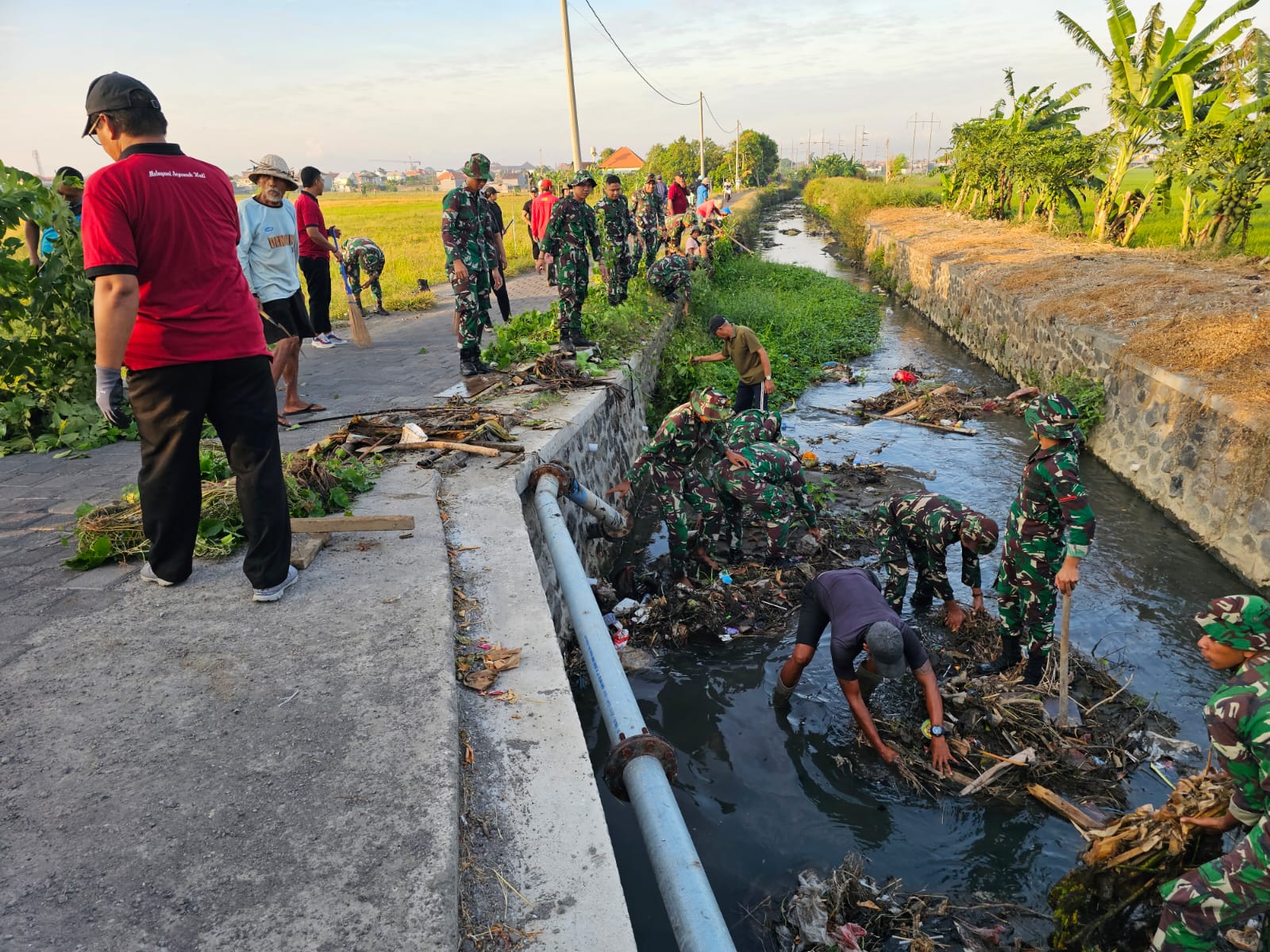 Desa Sanur Kauh Gandeng Personil Kodam IX Udayana Gelar Aksi Kebersihan di Sungai Tukad