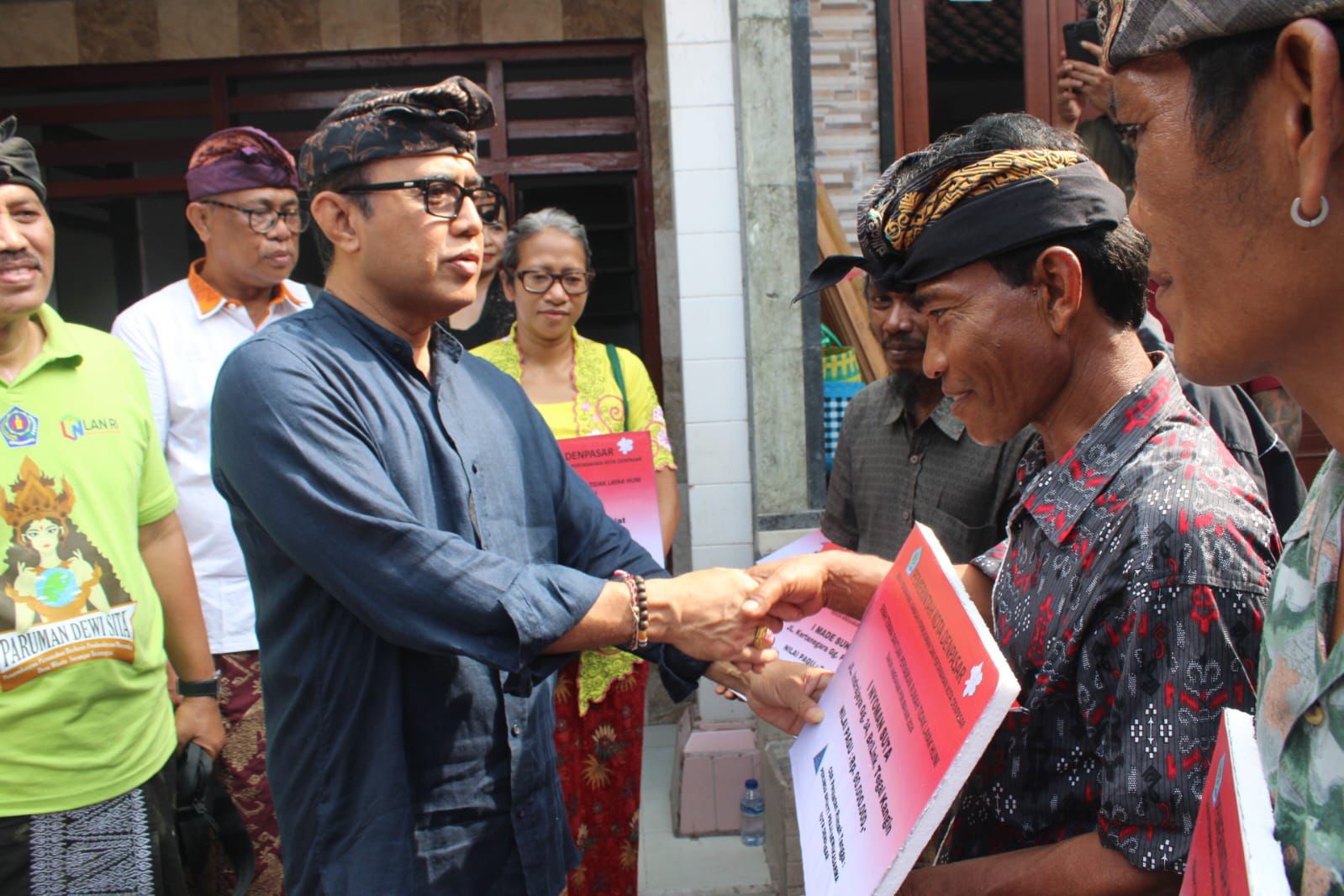 Walikota Jaya Negara Serahkan 9 Unit Bantuan Rumah Layak Huni. 