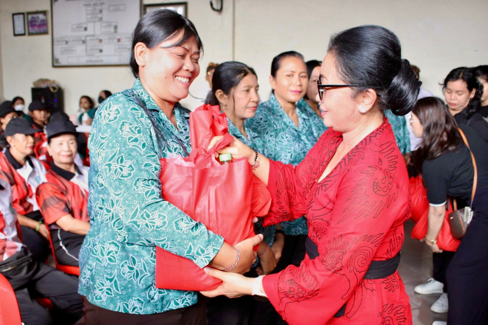 Ny. Antari Jaya Negara Tutup Posyandu Paripurna di Kelurahan Tonja Harapkan Kegiatan Posyandu Terus Berlanjut Secara Mandiri