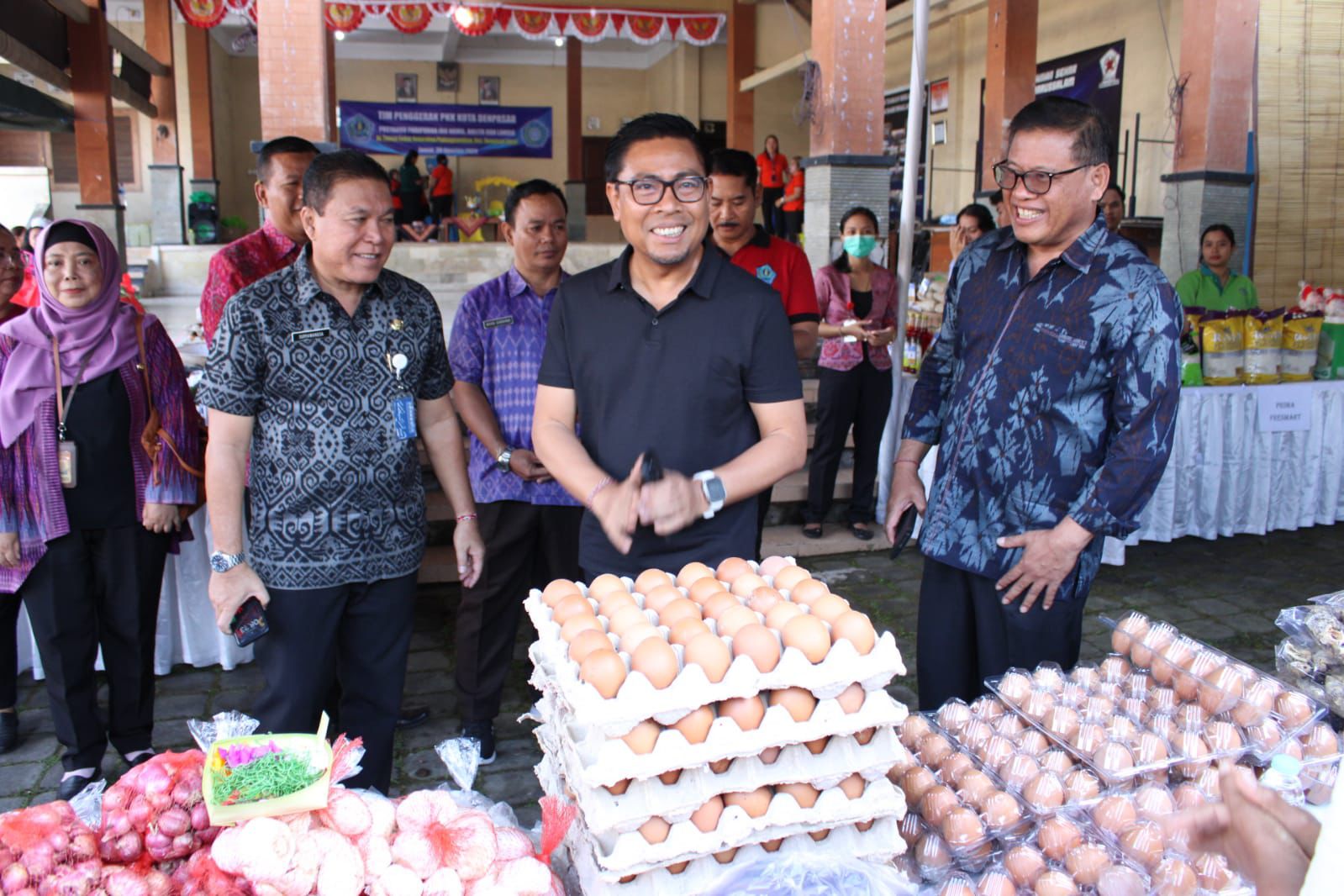 Jaga Stabilitas Inflasi di Kota Denpasar, Wawali Arya Wibawa Tinjau Bazar Pangan di Banjar Taman Sekar Padangsambian.