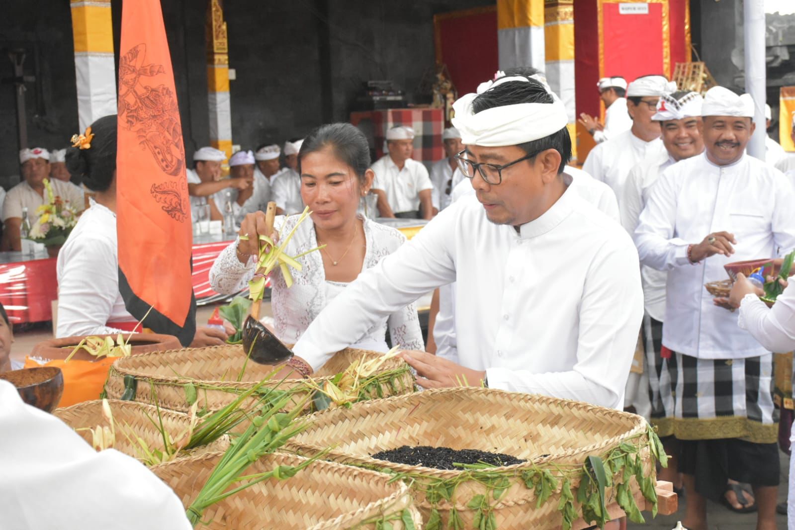 Wawali Arya Wibawa Hadiri Upacara Ngingsah Serangkaian Karya di Pura Dalem Pejarakan Ulun Lencana