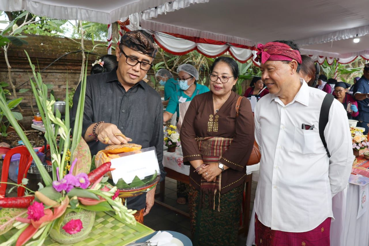 Wali Kota Jaya Negara Apresiasi Kegiatan Bulan Bhakti Gotong- Royong Desa Dangri Kelod. 