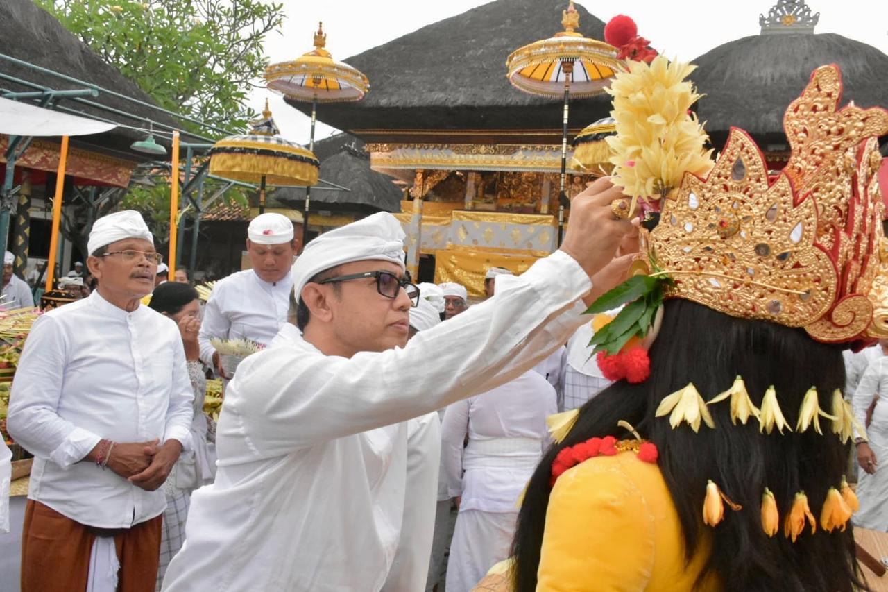 Walikota Jaya Negara Hadiri Upacara Melaspas dan Pasupati Pelawatan di Pura Dalem Penataran Sumerta. 