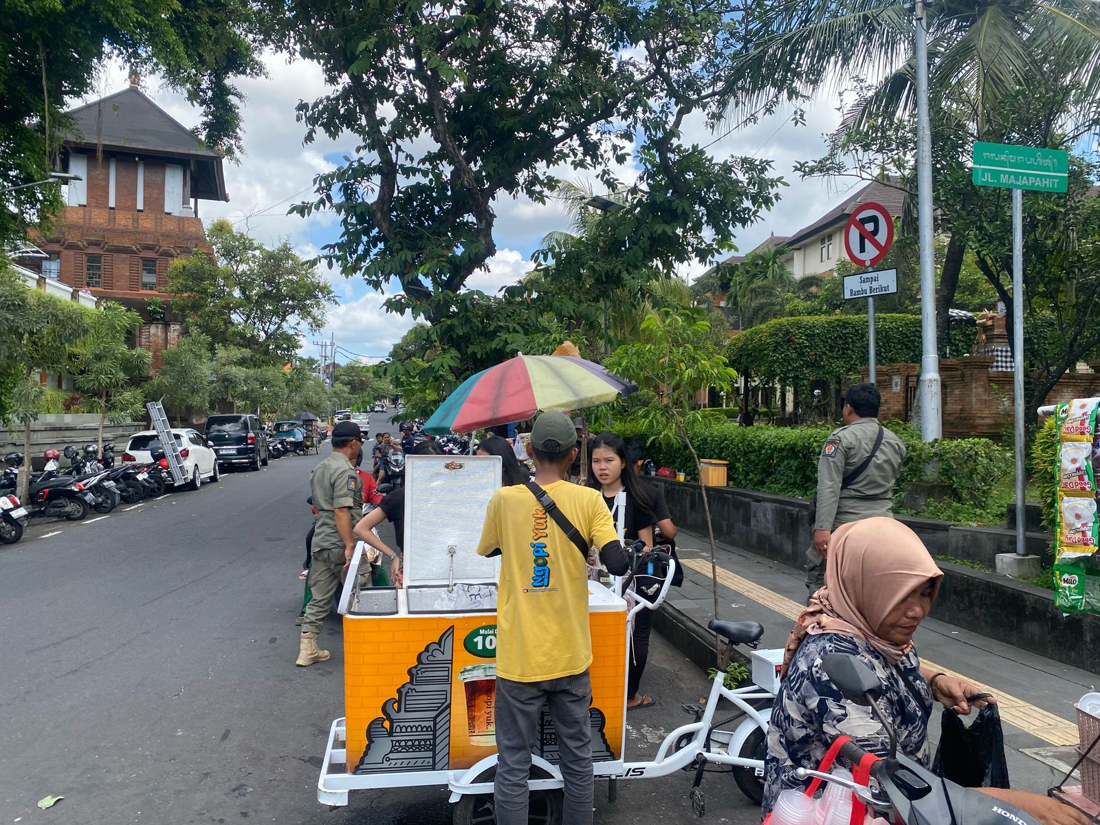 Jaga Keindahan Wajah Kota, Sat Pol PP Denpasar Tertibkan Alat Peraga Promosi Hingga PKL.