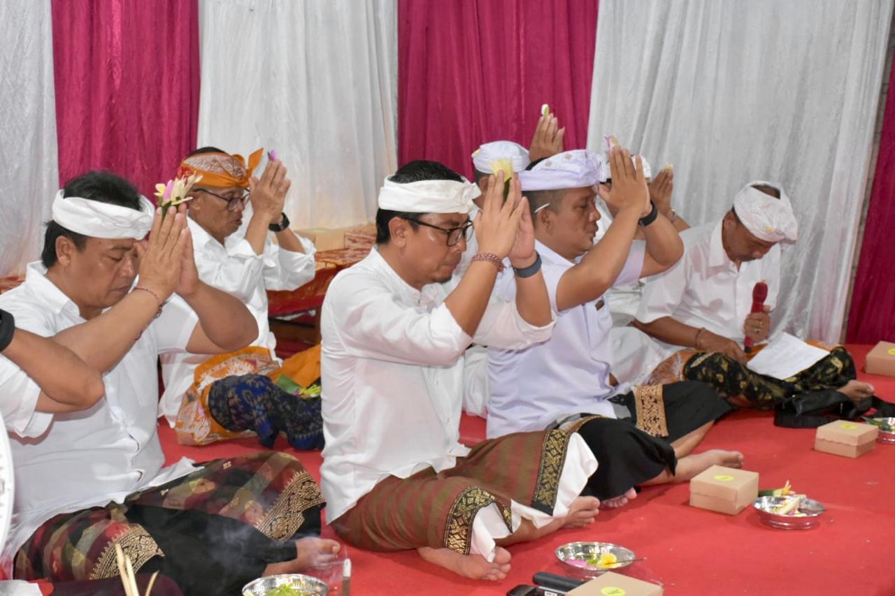 Wawali Arya Wibawa Hadiri Pujawali di Pura Dharma Kerti Banjar Padang Udayana, Kelurahan Padangsambian
