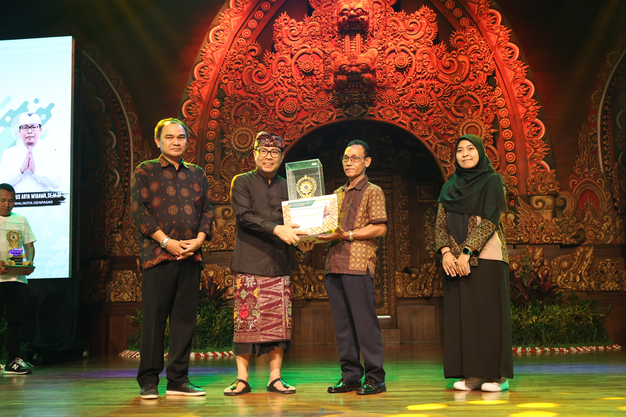 Tutup Festival Lingkungan Hidup Kota Denpasar Tahun 2025 Wawali Arya Wibawa Serahkan Penghargaan Kepada Pelaku dan Penggiat Lingkungan 