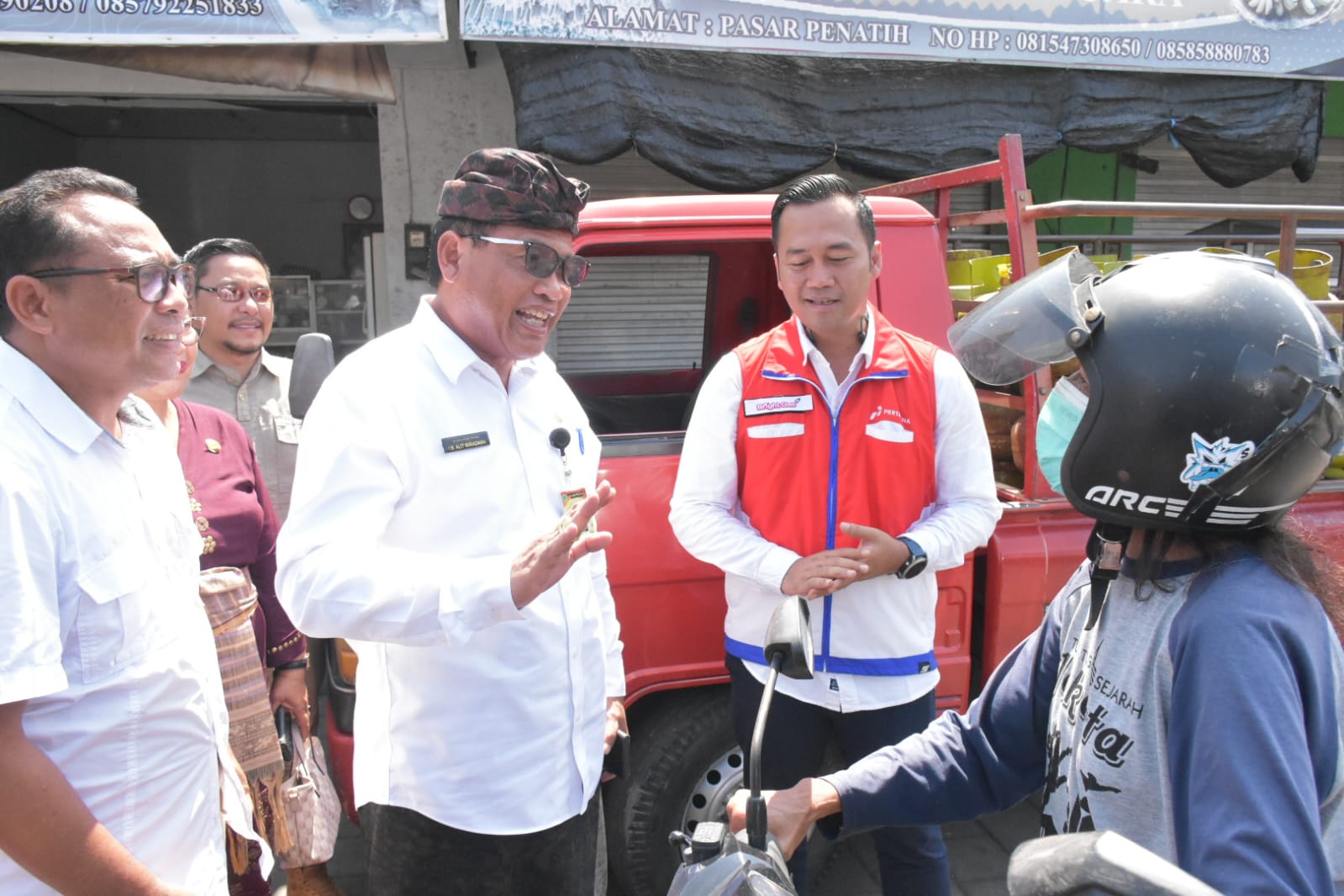 Sekda Alit Wiradana Tinjau Langsung Proses Distribusi Gas LPG 3 Kg Kepada Masyarakat