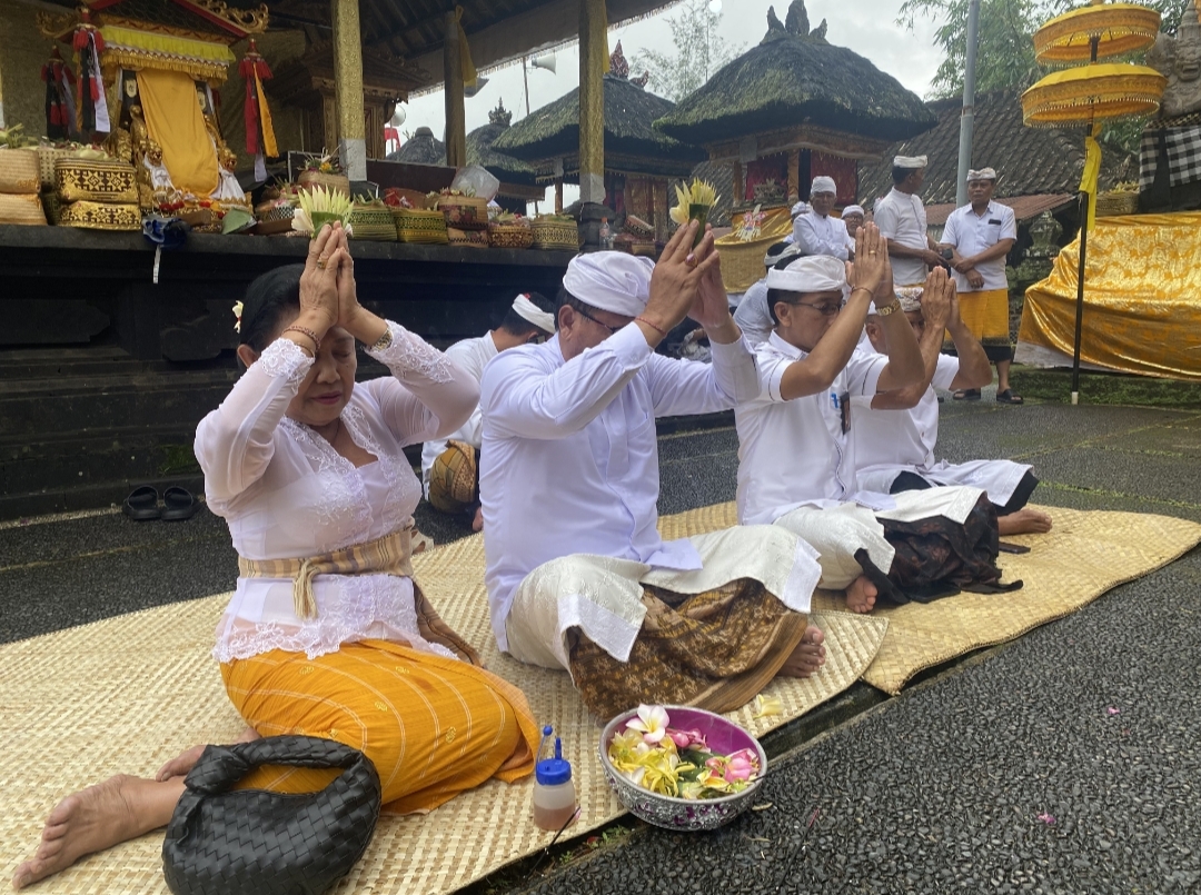 Sekda Alit Wiradana Hadiri Karya Madasar Caru Gempong Asu di Pura Luhur Dang Kahyangan Pucak Tedung