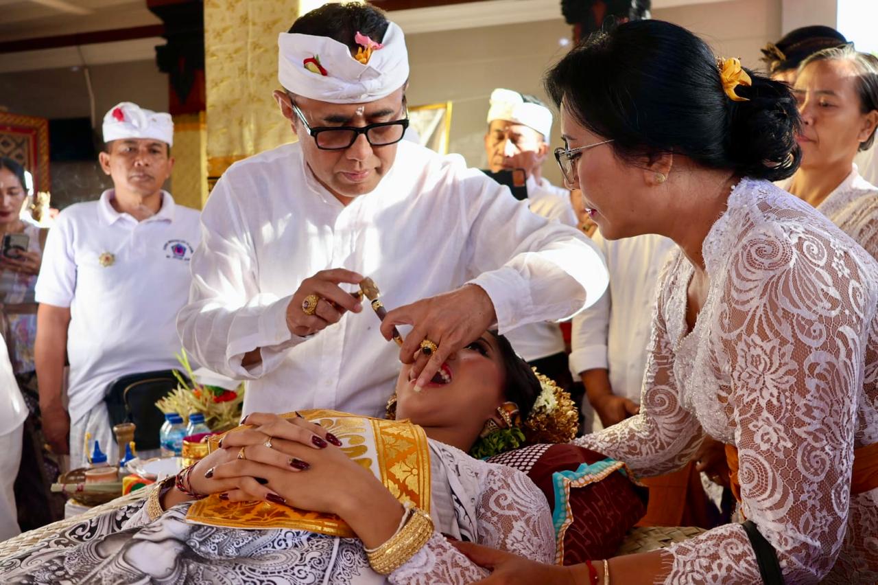 Walikota Jaya Negara Ngayah "Nyangging" Serangkaian Karya di Banjar Jurang Asri Peguyangan Kangin