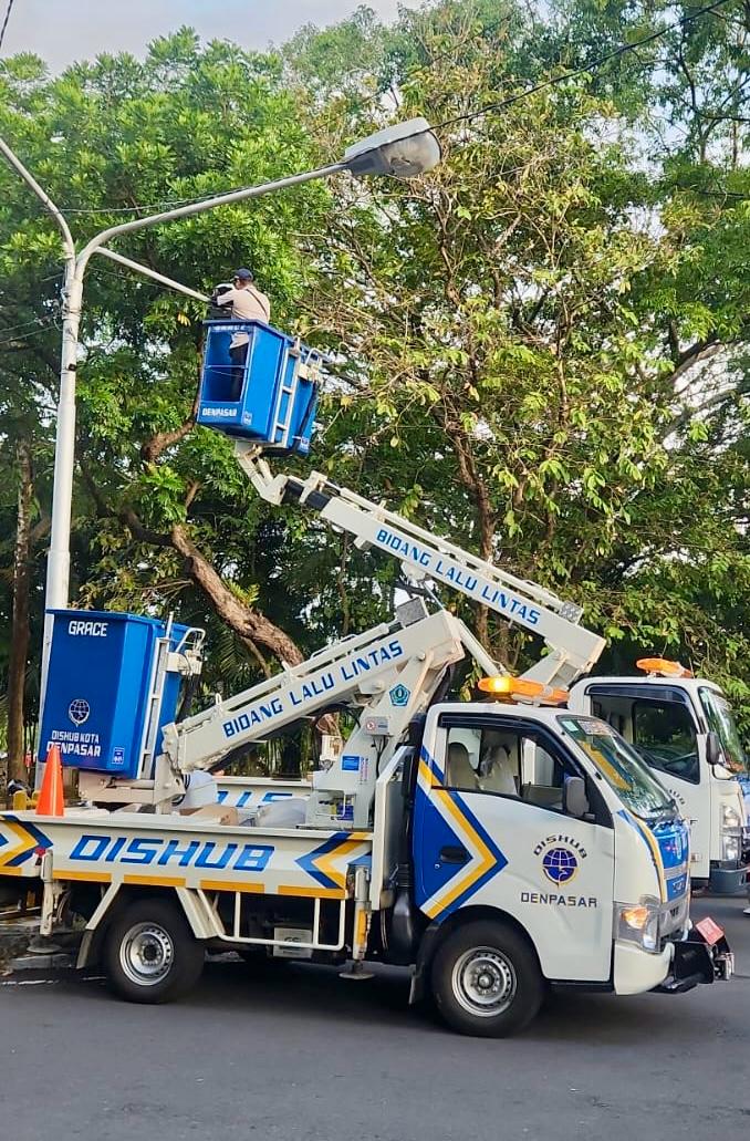 Cegah Kriminalitas, Pemkot Denpasar Ganti  Lampu Penerangan Jalan Dengan LED